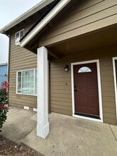Building Photo - 3327 Rockingham Ct NE