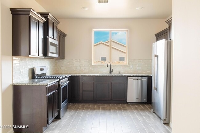 Foto del edificio - 4709 Elsinore Ave