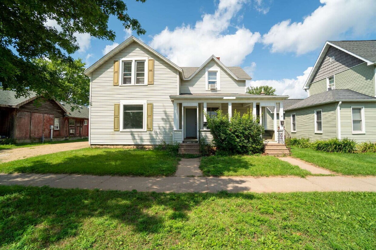 Foto principal - 4 bedroom 1 bath - available for June 1st ...
