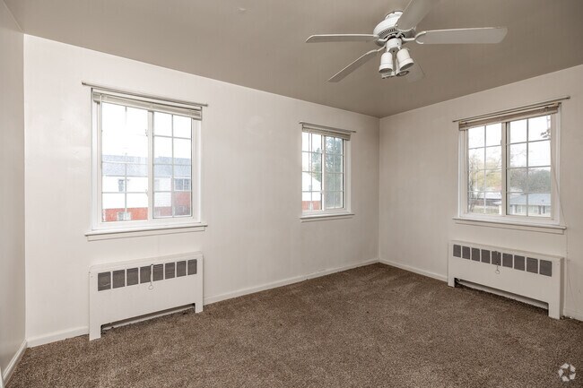 2BR, 1BA - 713 SF - First Bedroom - Franklin Court Apartments