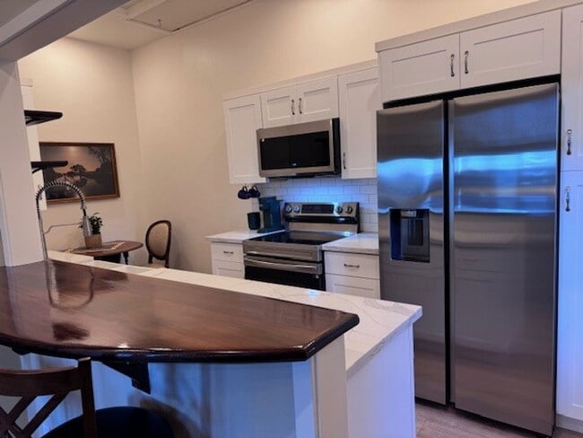 Foto del edificio - Beautiful Fully Furnished Studio Apartment with Long Range Views