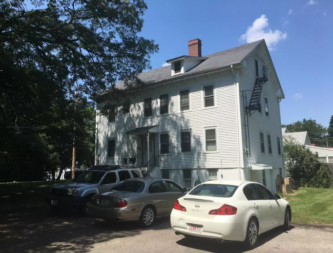 Building Photo - 557 Woonasquatucket Ave