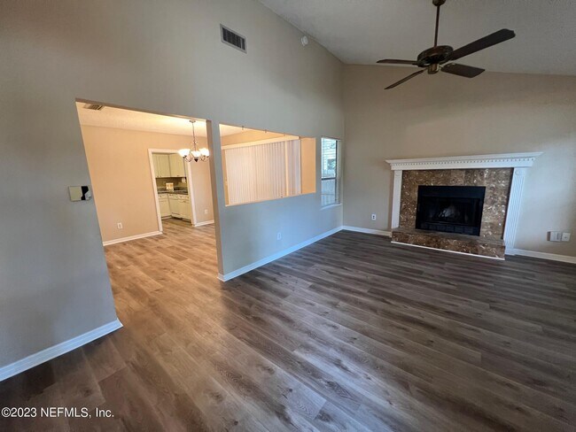 Foto del edificio - 6638 Wellington Pl Ln