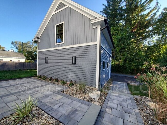 Building Photo - 154 Elm St