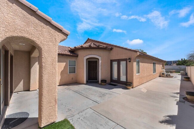 Foto del edificio - Gorgeous Mountains Edge Pool Home For Rent !