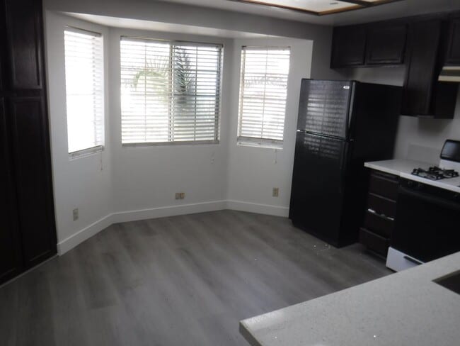 Building Photo - CUTE 2 BEDROOM/2 BATH HOME WITH FENCED IN ...