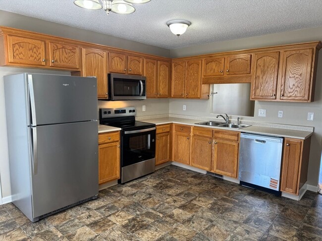 Building Photo - Three Bedroom in Oak Grove