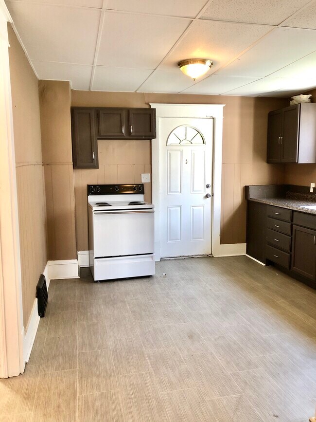 147 8th St NW Unit Upper, Barberton, OH 44203 Apartments in Barberton