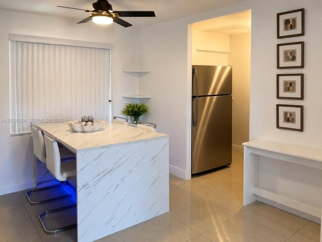 Foto del edificio - 220 Kings Point Dr