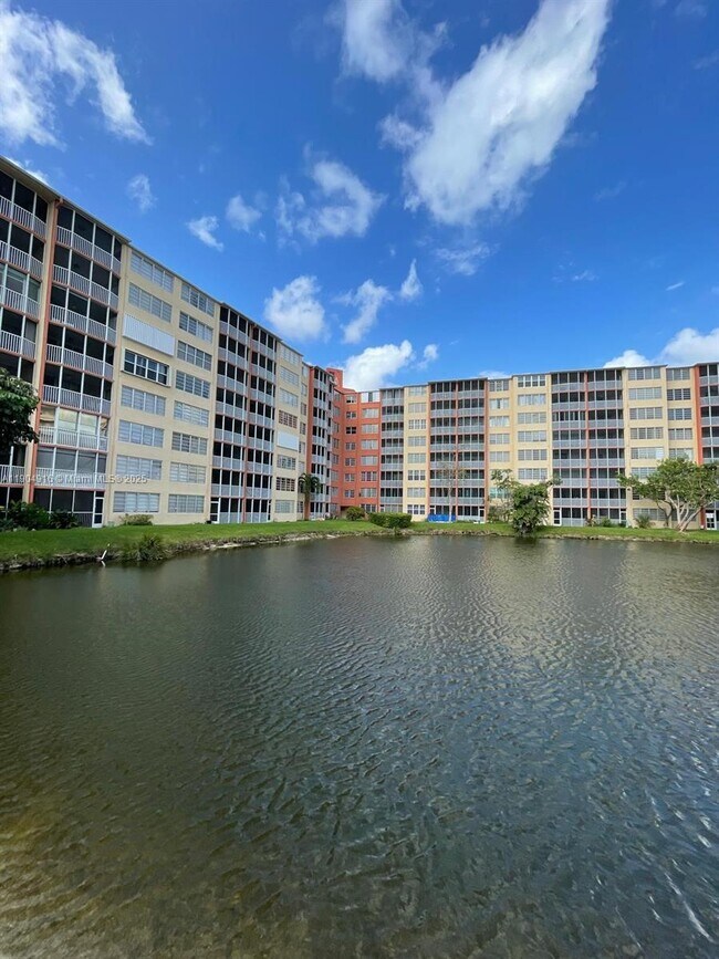 Foto del edificio - 1770 NE 191st St