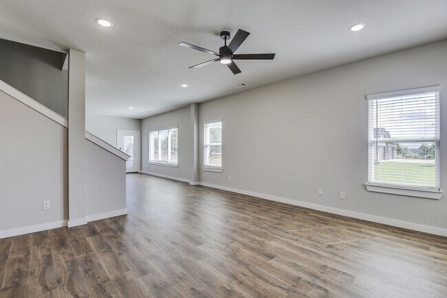 Foto del edificio - AVAILABLE NOW! LUXURIOUS TRIPLEX LOCATED ON 1-ACRE LOT IN MIDLOTHIAN, TX!