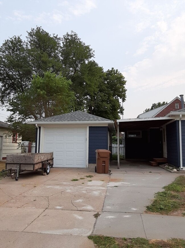 Building Photo - Two bedroom, one bathroom, pet friendly ho...
