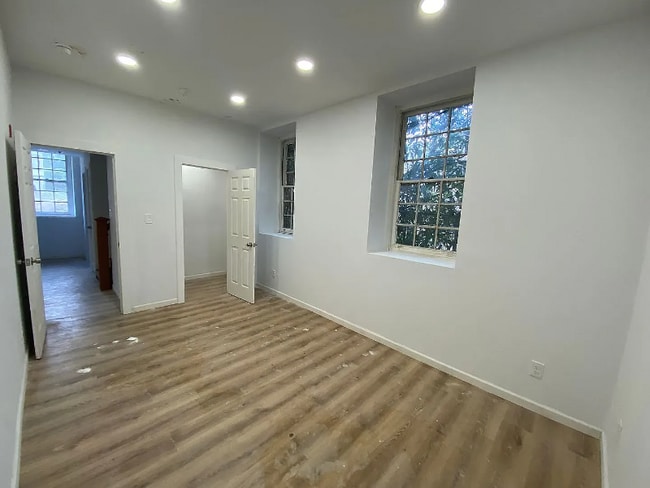 Building Photo - 260 W Johnson St