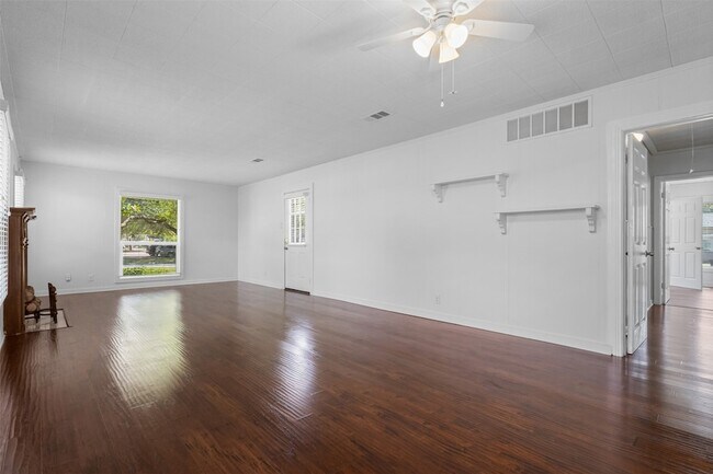 Building Photo - 9103 Forest Hills Blvd