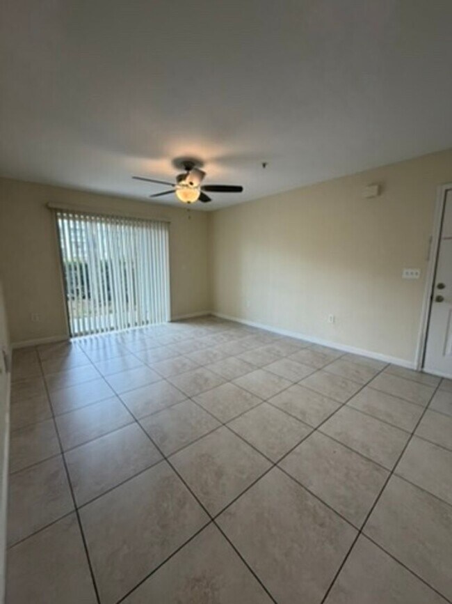 Foto del edificio - 25% OFF FIRST MONTH'S RENT -- Updated 2 Bedroom First Floor Condo