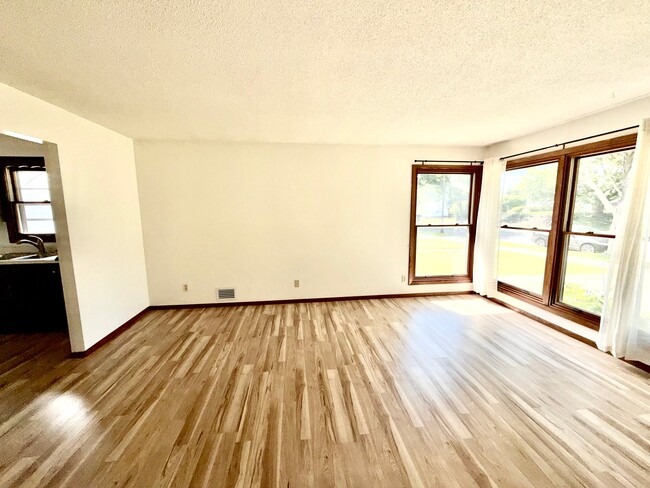 Building Photo - 2098 Sherwood Ave