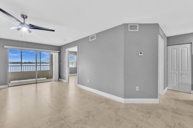 Foto del edificio - 2811 N Oakland Forest Dr