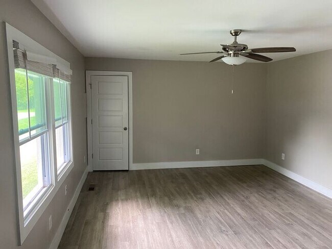 Building Photo - 2/2 Close to Downtown Franklin!