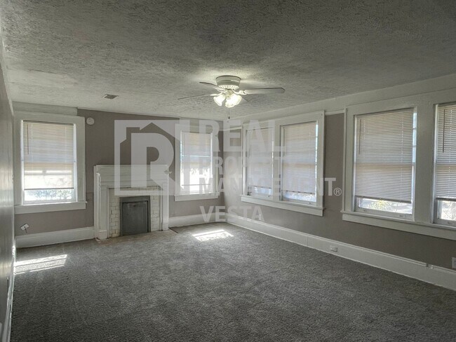 Foto del edificio - Four Bedroom Apartment on Napier Avenue