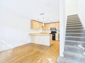 Building Photo - 711 W 32nd St