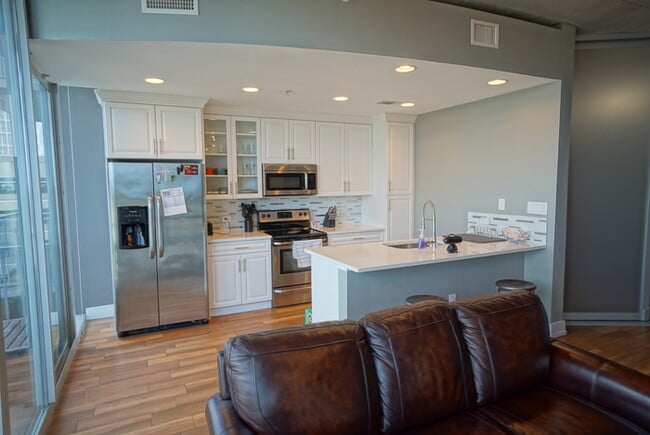 Building Photo - Downtown Tampa Luxury 1BR Condo at Skypoint