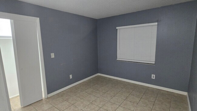 Foto del edificio - 7210 N Manhattan Ave