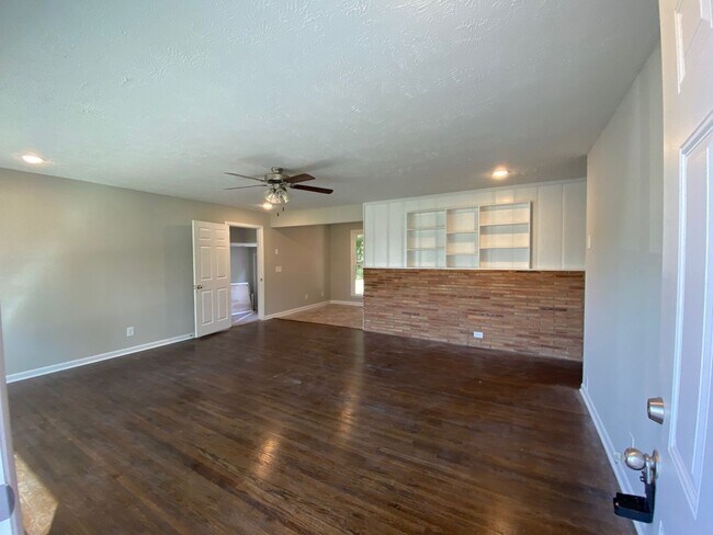 Building Photo - Awesome 4 or 5 Bedroom with 1.5 bath
