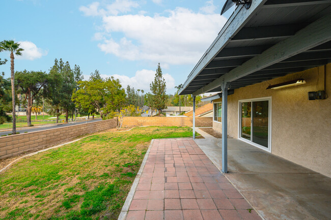 Building Photo - Comfy house in Riverside and Private Yard