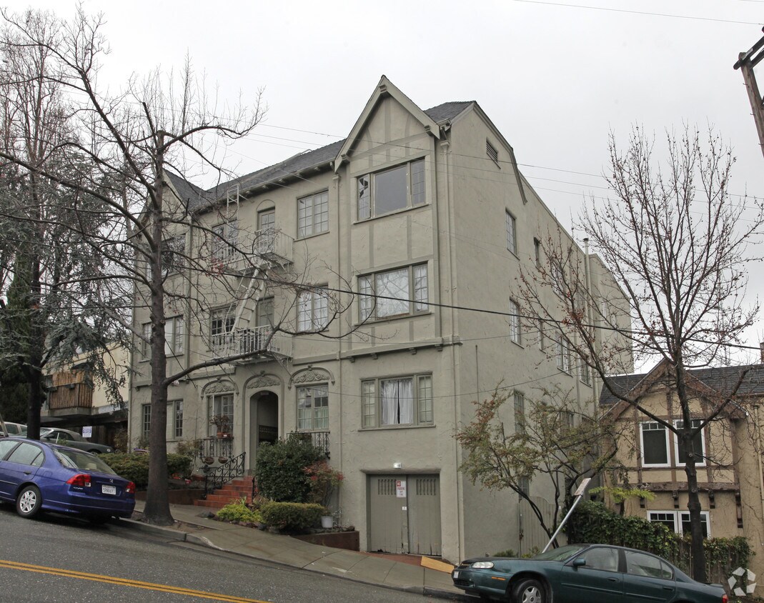 Building Photo - 2709 Ivy Dr
