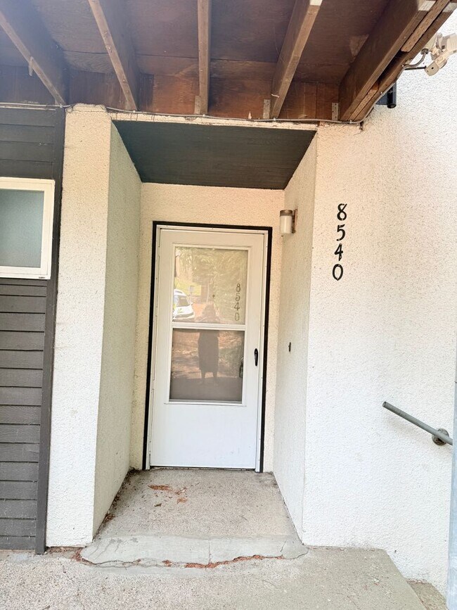 Building Photo - 8590 SW Canyon Ln