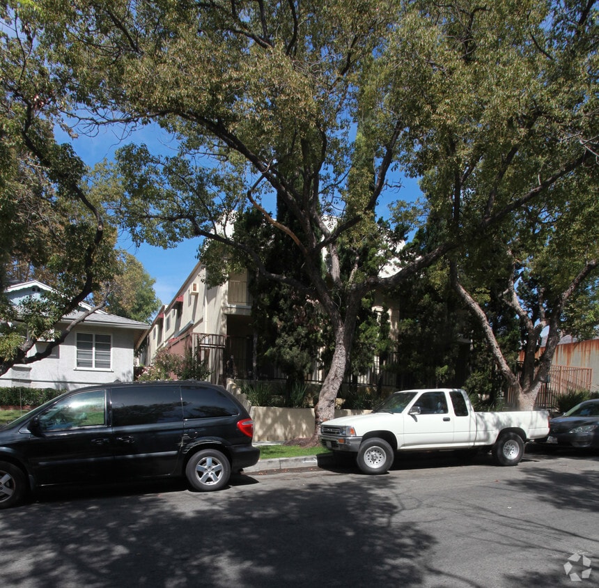 Building Photo - 631 E San Jose Ave