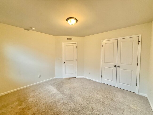 Foto del edificio - Stunning 3BD, 3.5BA Raleigh Townhome in the Desirable 5401 North Community Within Walking Distanc...