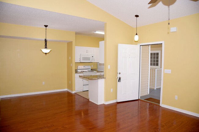 Foto del edificio - Updated 2nd floor unit at the Oaks!