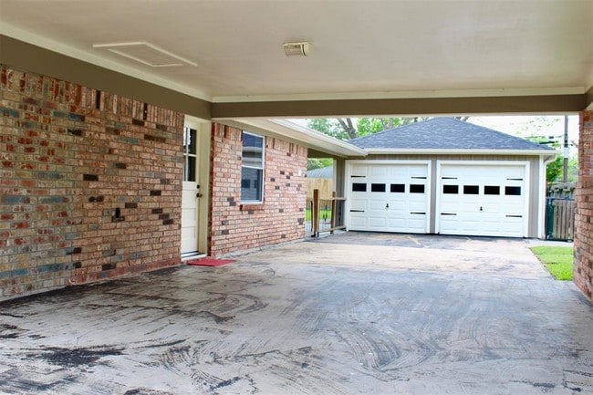 Building Photo - 2115 Wycliffe Dr