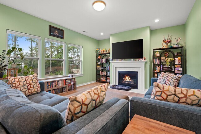 Foto del edificio - Gorgeous Home with Office and Bonus Space!