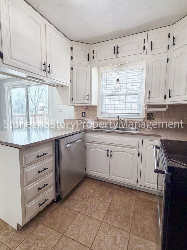 Foto del edificio - 4 bedroom 2 bath on quiet street in Briarwood