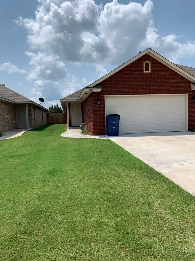 Building Photo - 242 Woodbriar Rd