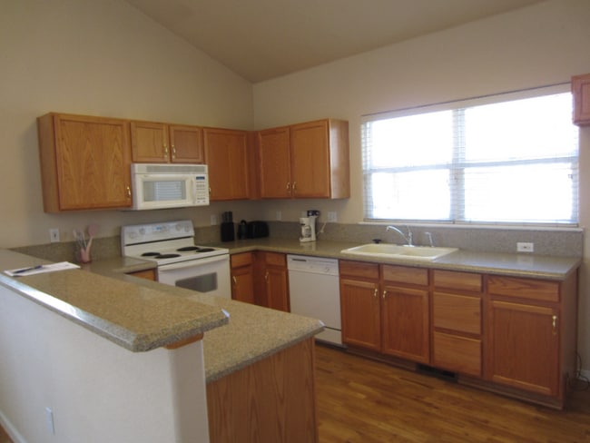 Photo - 2br/ 2ba Townhome in Gateway Park IV w/Hardwood Floors