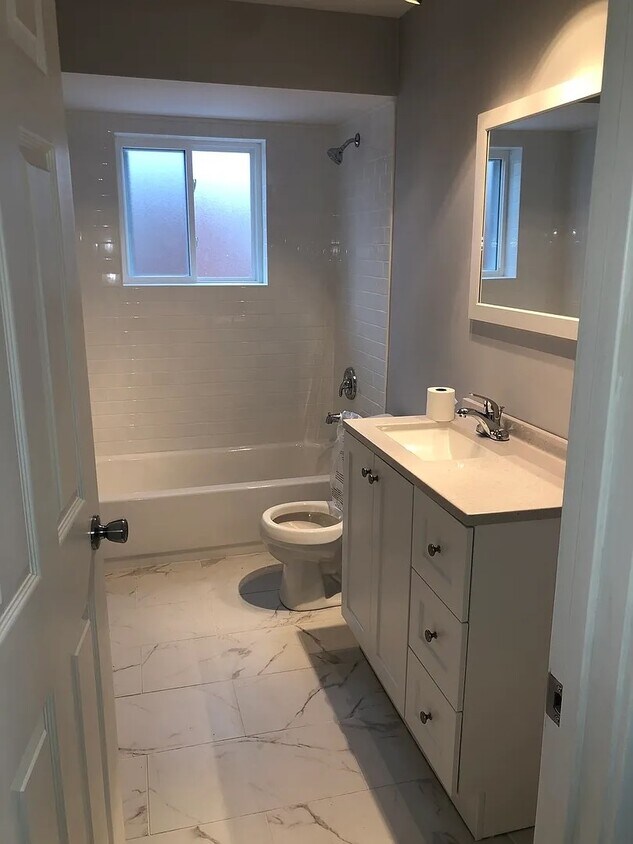 Building Photo - 815 LaGrange Rd