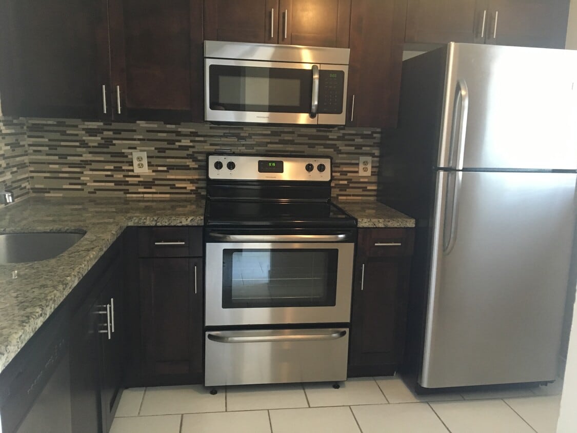 Primary Photo - 6760 Palmetto Cir S