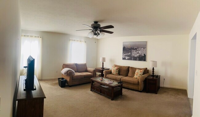 Espacio de sala de estar con sofá incluido y sofá de dos plazas (si se solicita) - 132 Eagle Dr