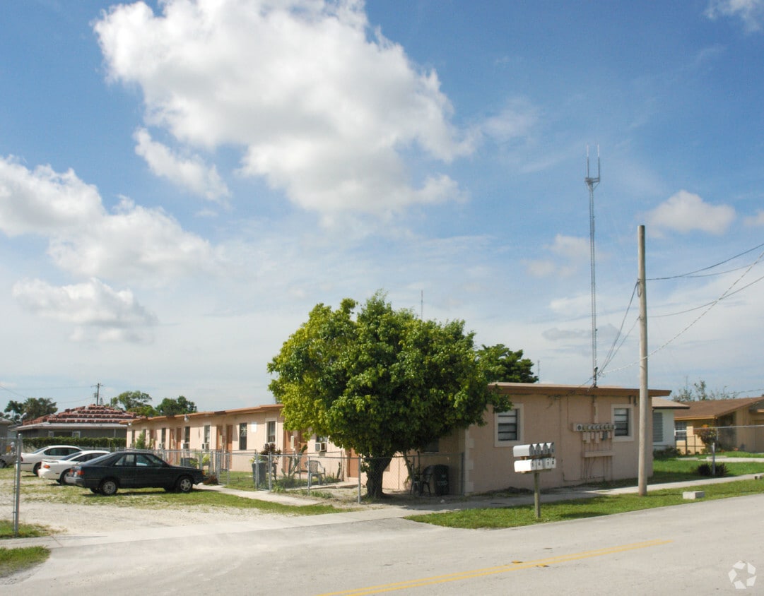 Building Photo - 4404 SW 22nd St