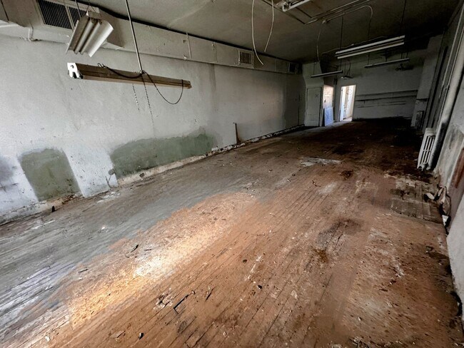 Building Photo - SPACIOUS COMMERCIAL SPACE. Vaulted Ceiling Commercial *RAW* Space