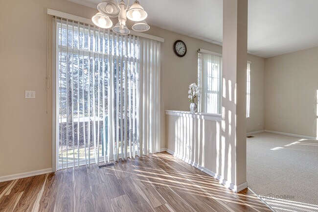Foto del edificio - 348 Pine Lake Cir