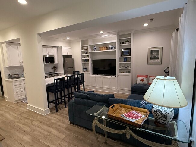 Área de estar principal de concepto abierto - 1232 I St NE