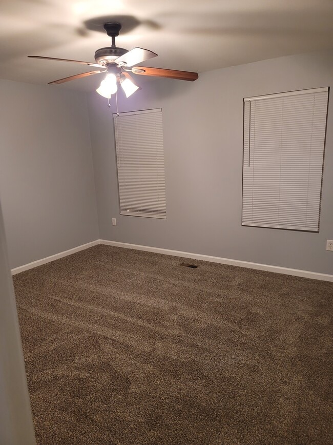 Front Bedroom - 4210 Oakwood Rd