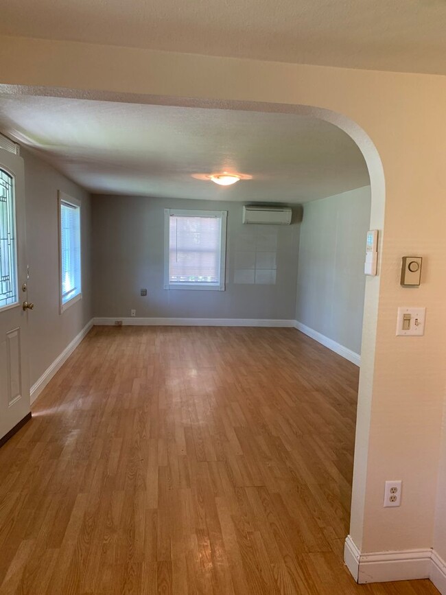 Building Photo - South Eugene 2+ Bedroom (with potential fo...