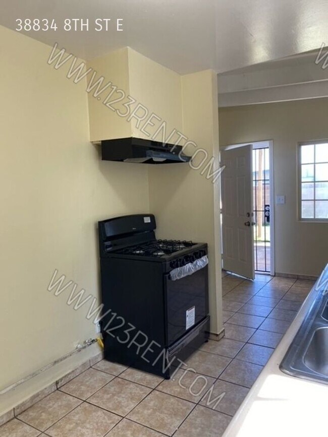 Building Photo - 2BD/ 1 Bath DUPLEX IN PALMDALE EAST W/BACK...