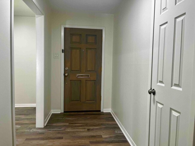 Foto del edificio - 8106 Mullins Dr