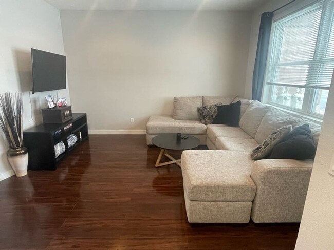 Foto del edificio - LOCATION LOCATION!! Contemporary & Updated...